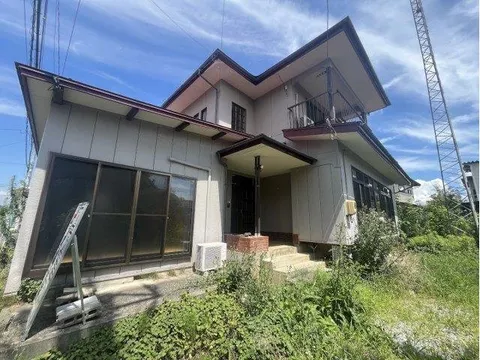 Current sale, a property that can accommodate more than 5 parking spaces.