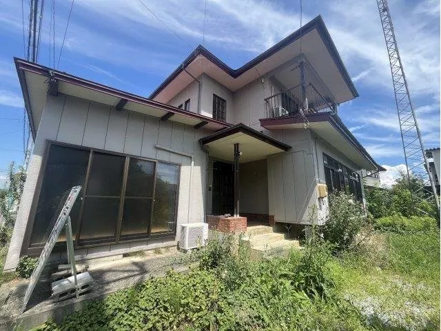 Current sale, a property that can accommodate more than 5 parking spaces.