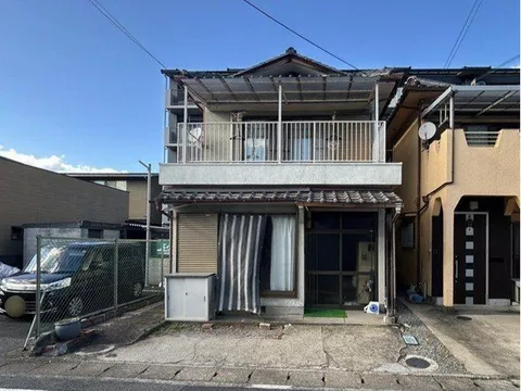 3LDK facing a southwest road, a home with a counter kitchen and a living room that receives sunlight