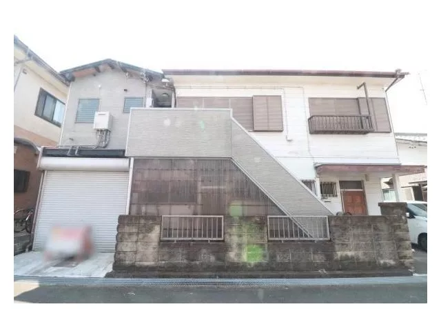 A house where you can live while admiring your beloved car in the garage