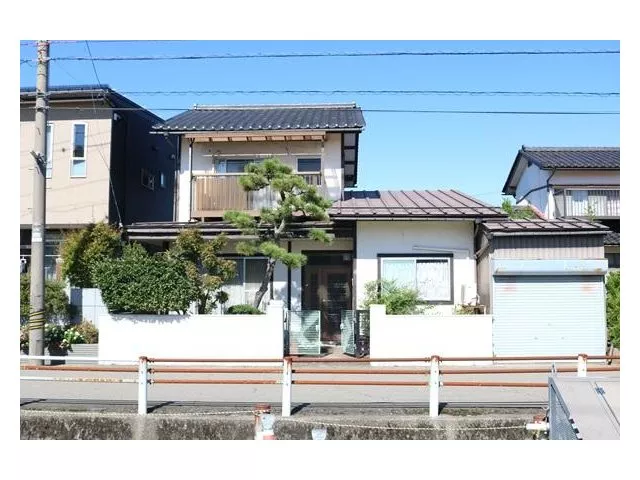 A bright house with plenty of south-facing light is now available!