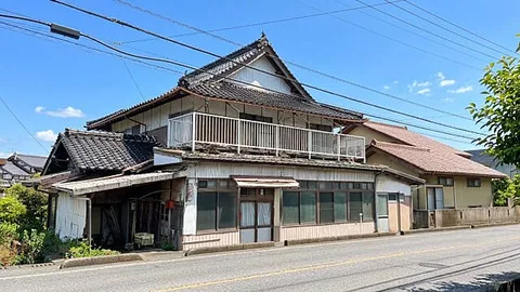 Used single-family home in Kamikogawa, Kurayoshi City - A traditional house with a dirt floor. Ideal for DIY or renovation projects
