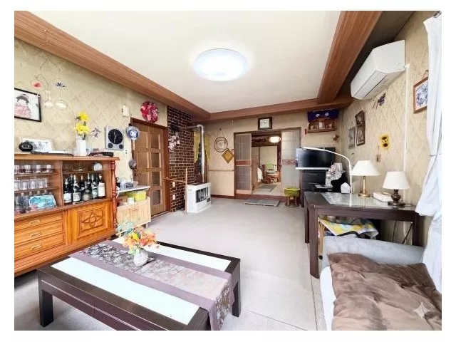 A two-story building that can be used for various purposes such as residence, vacation rental, or studio.
