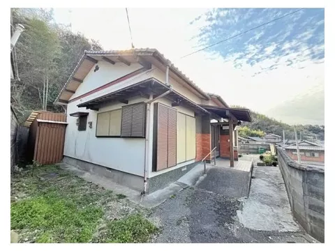With parking included, your car is safe! This is a detached house where you can live comfortably.