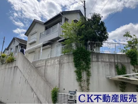 Family-oriented 4LDK located on a high ground corner lot in Kirigaoka