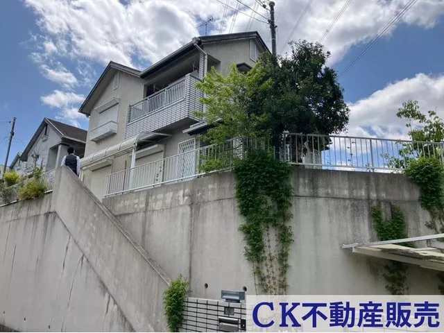 Family-oriented 4LDK located on a high ground corner lot in Kirigaoka