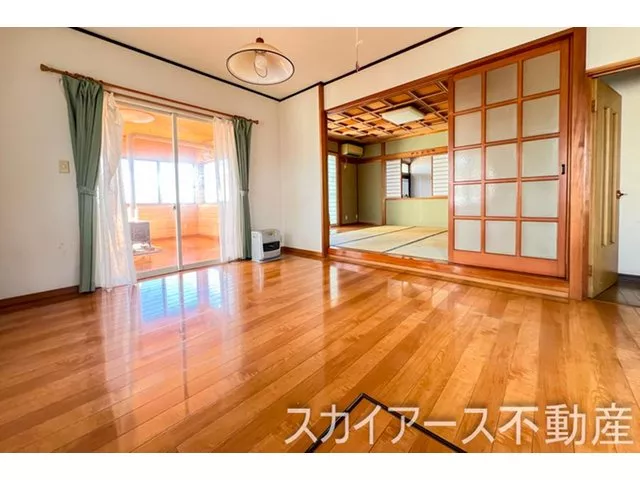 Spacious 5LDK with a view of Hachinohe's night scenery, providing comfort for the family