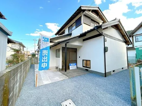 [Open house held] [Interior and exterior renovation completed] 2 minutes on foot to Fukui Elementary School. Parking for 3 cars.