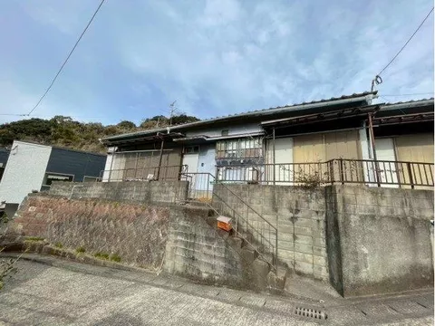 A two-family row house. One unit is currently rented out, and the other is vacant, making it recommended for investment.
