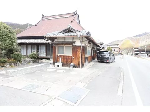 How about renovating an old folk house with charm into a cafe or soba restaurant?