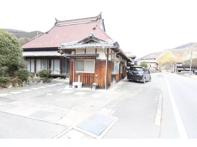 How about renovating an old folk house with charm into a cafe or soba restaurant?