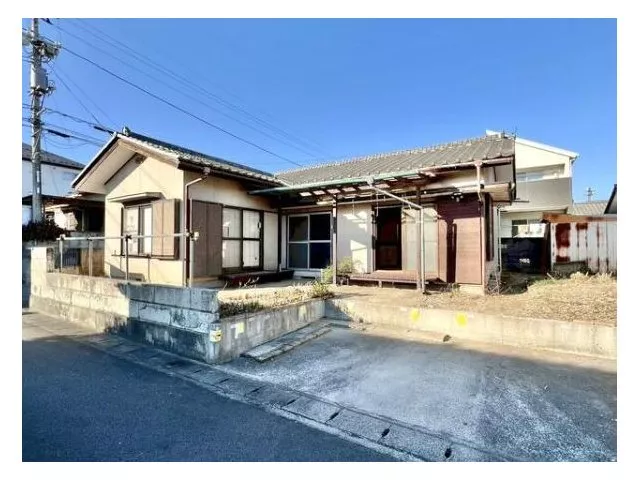 A 4LDK single-story used house on a southwest corner lot with good sunlight.