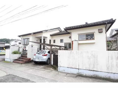 This is a used single-story property located on a corner lot right in front of Sadowara Elementary School. Please come and see it!