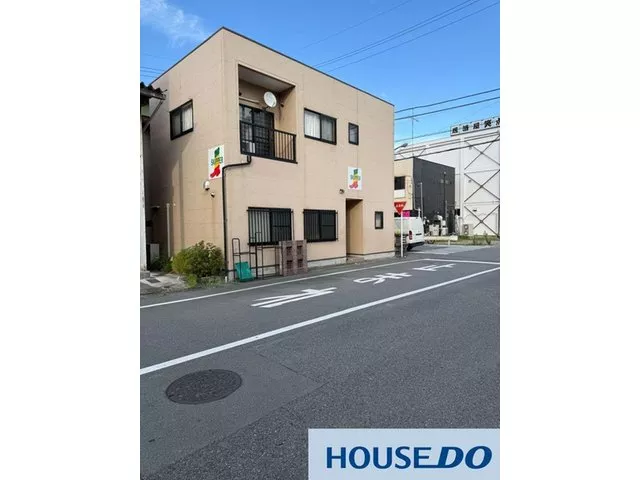 Steel-framed property in a commercial area. A two-story building that can be used independently, suitable for offices or investment.
