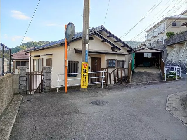 A 3DK two-family house, also recommended as a site for new construction