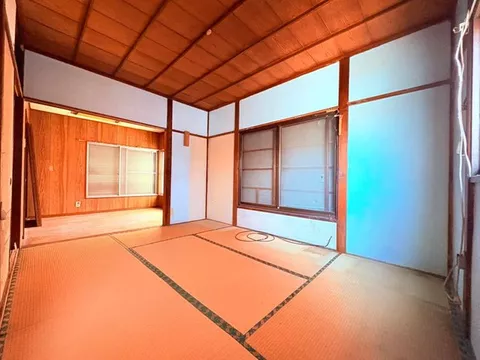 5 minutes on foot from Kitayase Station, a house with attractive convenience.