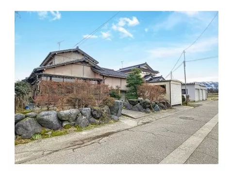 Nanto City - Spacious 7DK, traditional house with mountain views. Ideal for large families or two households.
