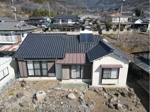A spacious 6DK with over 200 tsubo of land. The retro-style interior features a dirt floor and a tokonoma.