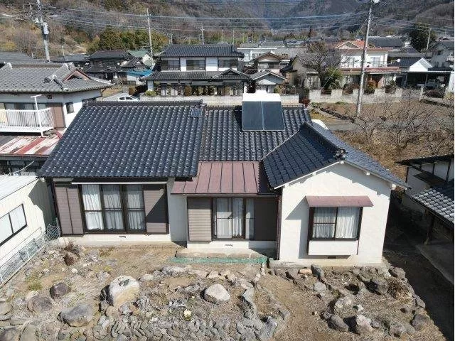 A spacious 6DK with over 200 tsubo of land. The retro-style interior features a dirt floor and a tokonoma.