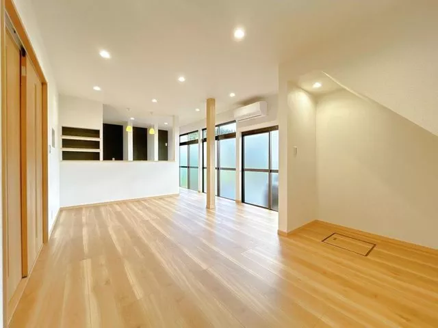 [Open House Held] Interior and exterior renovations in progress / Parking for 4 cars available / Quiet residential area