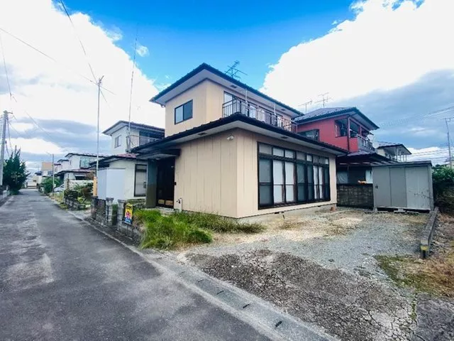 Approximately 3 minutes by car to Aikuma Station, 4DK with 3 Japanese-style rooms, parking for 2 cars available