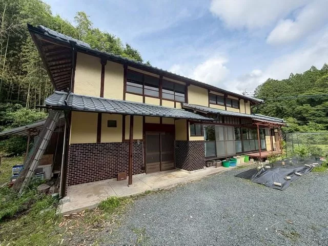 A traditional-style property stands on a vast piece of land in Nazuka, Yamagakushi!