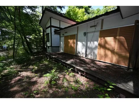 Northeast, southwest corner lot, partially flat land, southeast facing, sunlight, well-managed, quiet, rich in nature