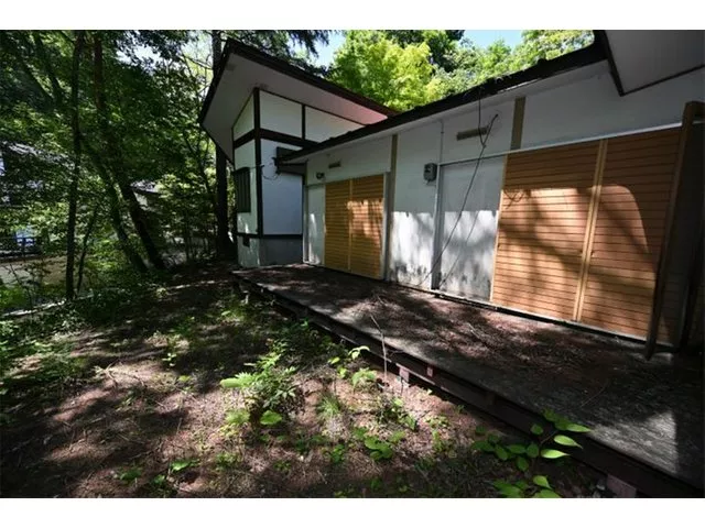 Northeast, southwest corner lot, partially flat land, southeast facing, sunlight, well-managed, quiet, rich in nature