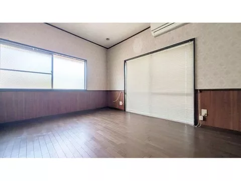 Close to the city center, elementary school and bus stop within a 10-minute walk - Image 3
