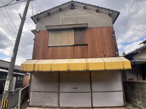 A residence and store that allows for living while running a business. Versatile use in a convenient location near National Route 3. Detached house