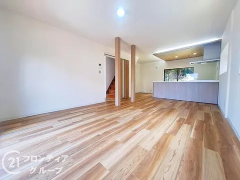 Open during the holidays! Renovated in June 2026 + Immediate viewing available! All rooms with two sides of natural light!