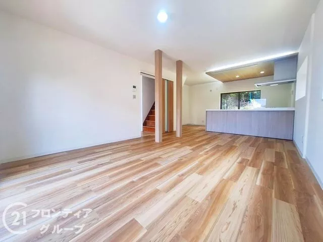 Open during the holidays! Renovated in June 2026 + Immediate viewing available! All rooms with two sides of natural light!
