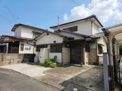 A detached house in the convenient Kamitsu area! Up to three compact cars can be parked.