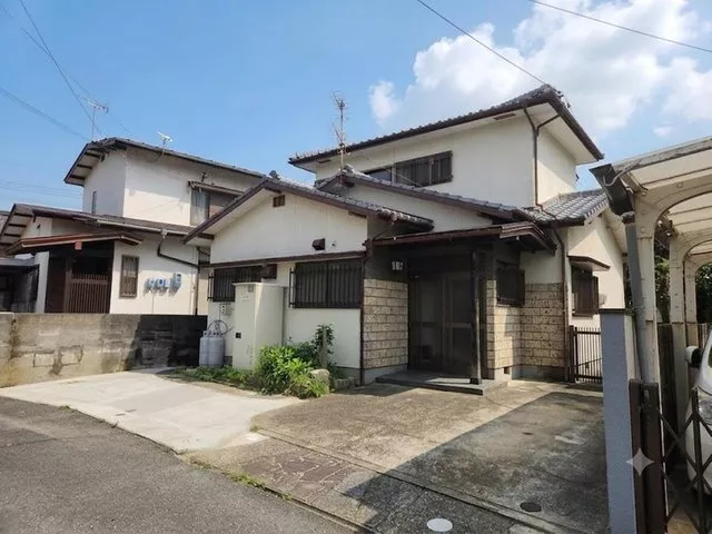 A detached house in the convenient Kamitsu area! Up to three compact cars can be parked.