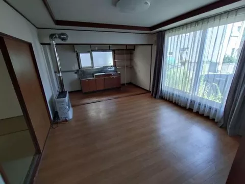 Quiet residential area, parking for 3 cars available! Comfortable living with air conditioning and storage room - Image 3