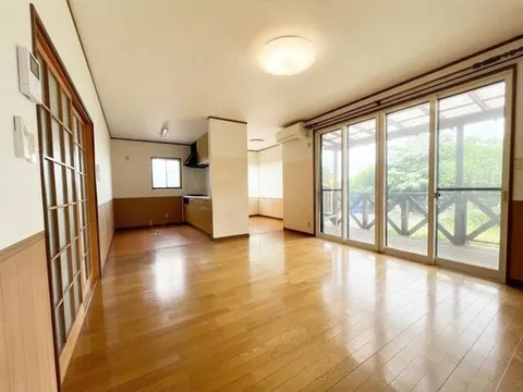 Open on weekends too! A used single-story house with a 2LDK and a wooden deck☆