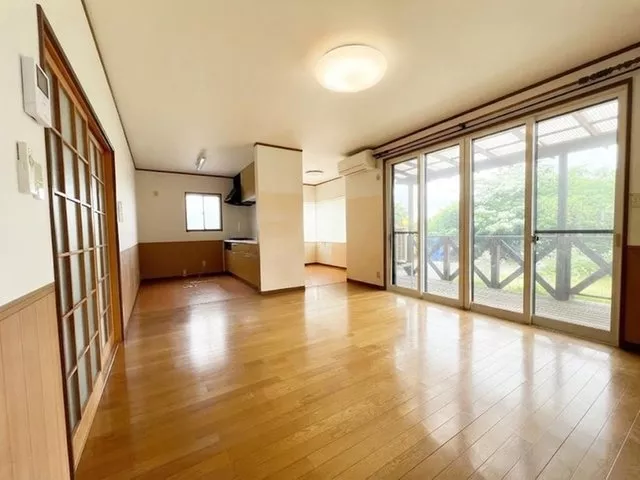 Open on weekends too! A used single-story house with a 2LDK and a wooden deck☆