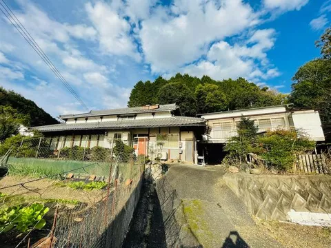 Suan, Sayo-cho, Sayo-gun (Kozuki Sta.) 2F, 10DK

700,000 yen