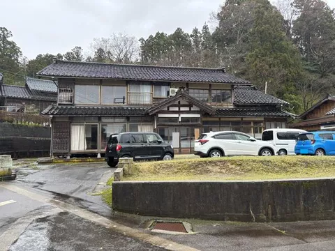 Nagaoka City, Kamikiri (Kirishiro Station) 2-story building 11DK - Image 1