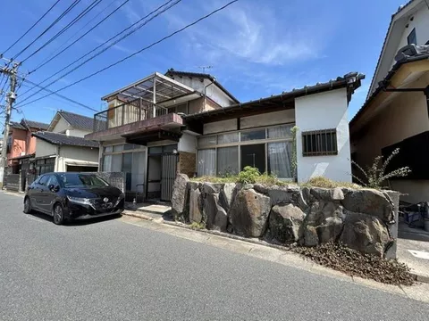 A south-facing 6DK with good sunlight. Convenient location 627m (8 minutes on foot) to the supermarket.