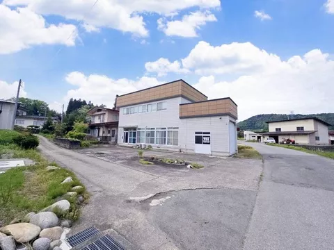 This building has a multipurpose hall, suitable for various uses! Recommended as an office as well