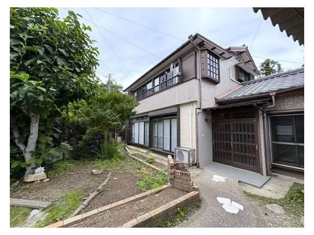 ☆ Spacious 9SDK ☆ Good sunlight and ventilation on a south-facing corner lot ☆ Parking for 3 cars possible ☆