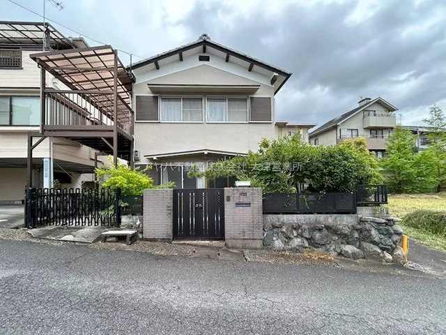 ☆ 10 minutes on foot to Keihan Shigasato Station / 11 minutes on foot to Minami Shiga Station ☆ Parking for 2 cars available