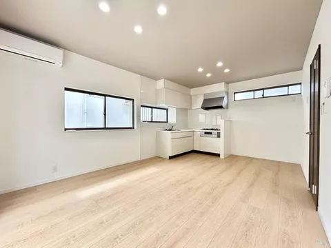 【Open house held】【Immediate occupancy available】Interior and exterior renovated / Water facilities replaced / Parking for 2 cars available