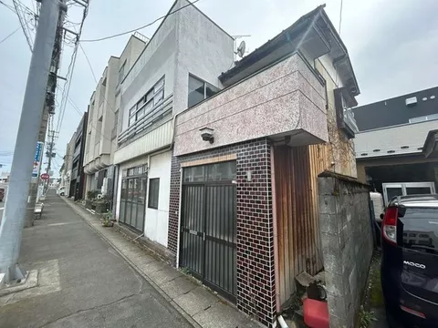 [No parking] 2-story 5LDK home, ample storage to secure rooms for each family