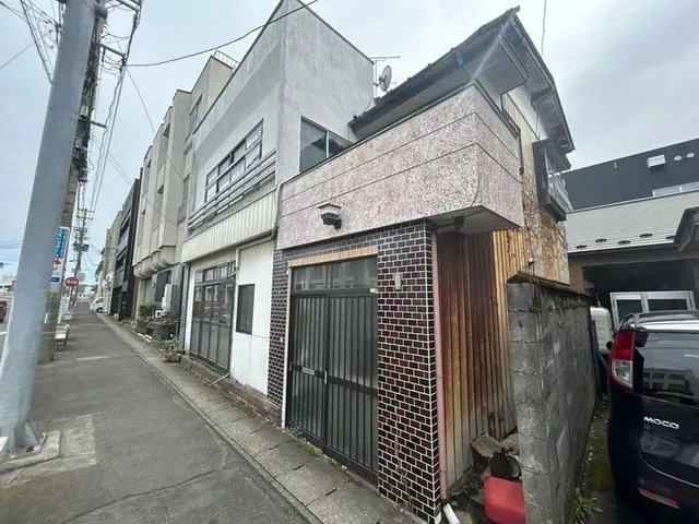 [No parking] 2-story 5LDK home, ample storage to secure rooms for each family