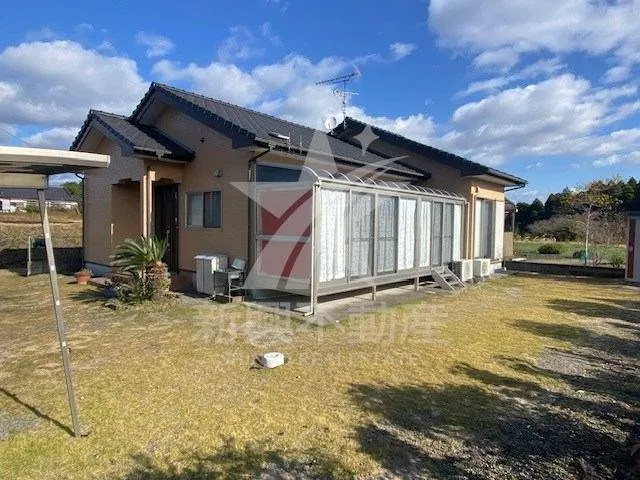 A compact 3LDK single-story house built in 2007! It has a wooden deck and a sunroom!