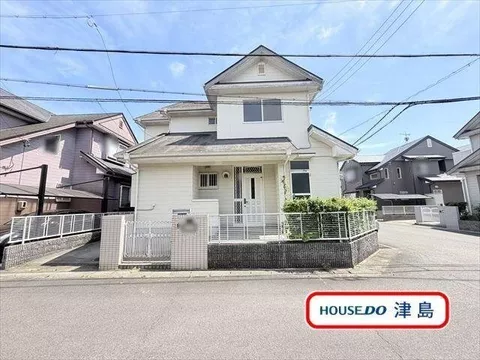 【Spacious south-facing living room♪】A bright and comfortable living space perfect for family gatherings.