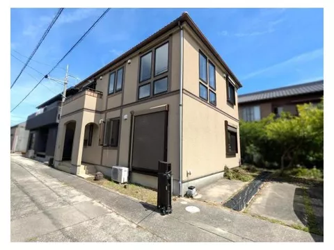 Custom-built 2x4 house constructed by Mitsui Home. It is a high-performance building certified by Sumstock.