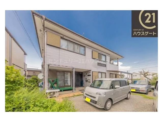 A two-family house with two complete water areas! The garden is spacious, and it can accommodate about four cars.